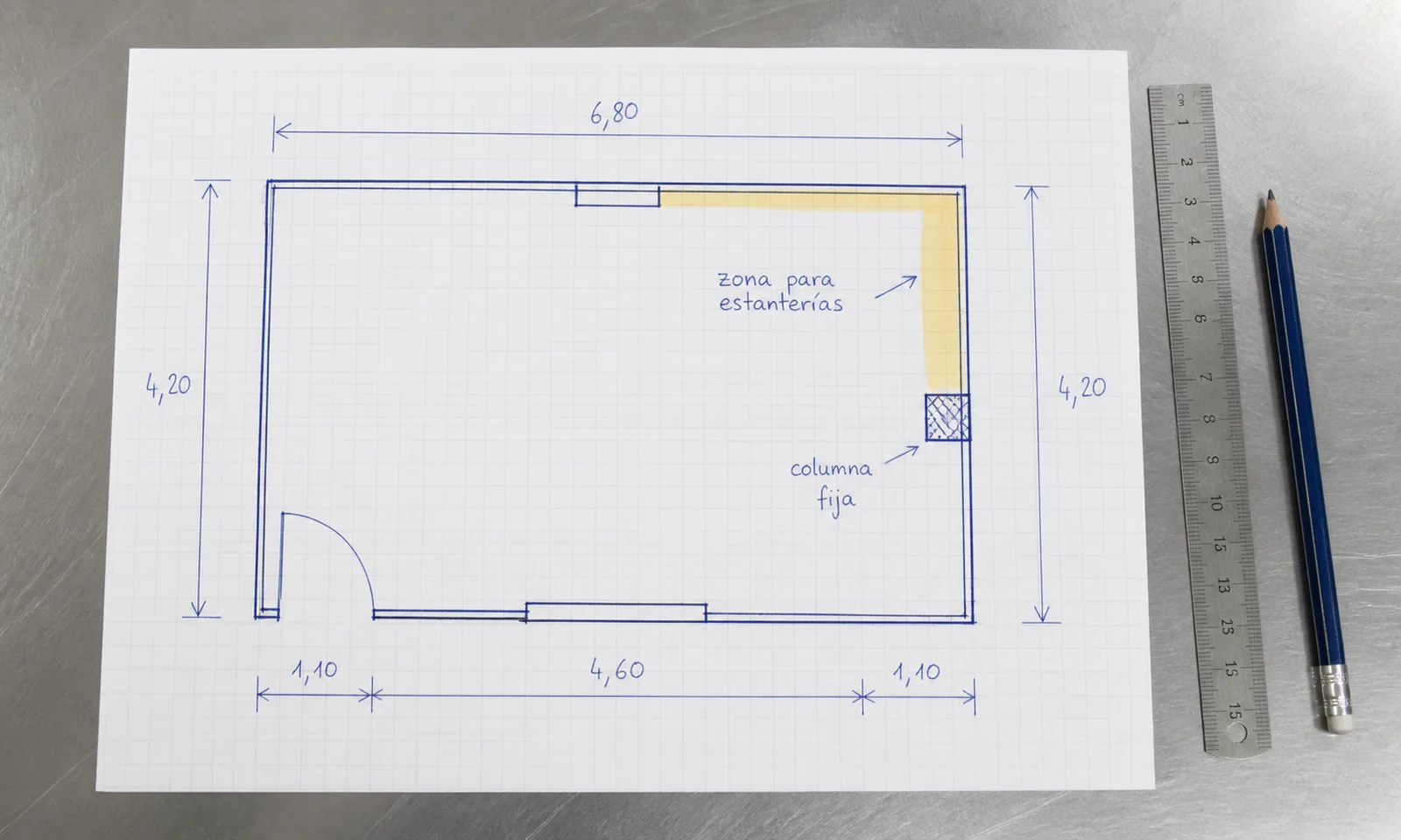 Croquis acotado enviado por un cliente con puerta, columna y zona prevista para las estanterías